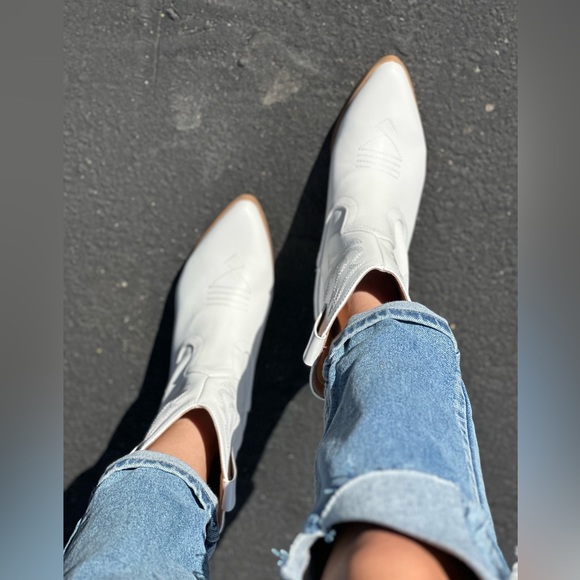 White high top stitched cowboy boots - Picture 7 of 8